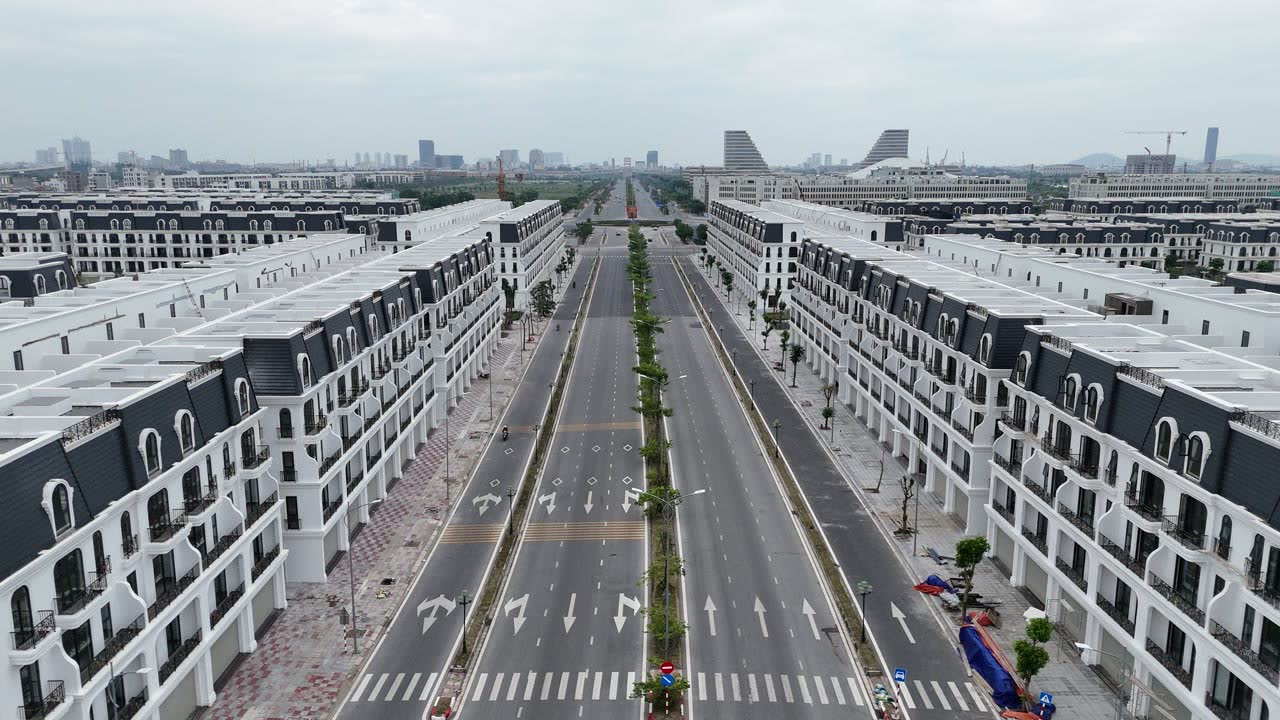 Trục đường Đỗ Mười chạy qua Hoàng Huy New City, hai bên là dãy nhà thấp tầng đã hoàn thiện — ảnh flycam 13/9/2026