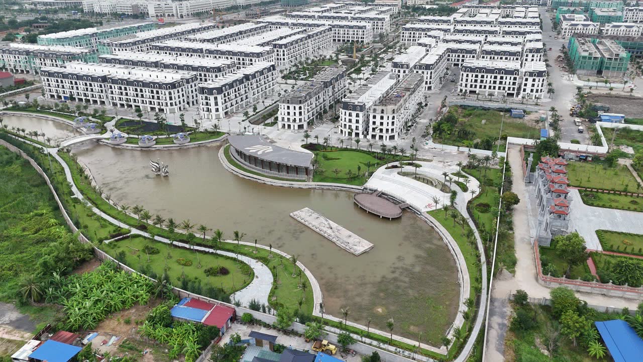 Hồ Thiên Nga đã có nước, đường dạo và cây xanh quanh hồ đã hoàn thiện