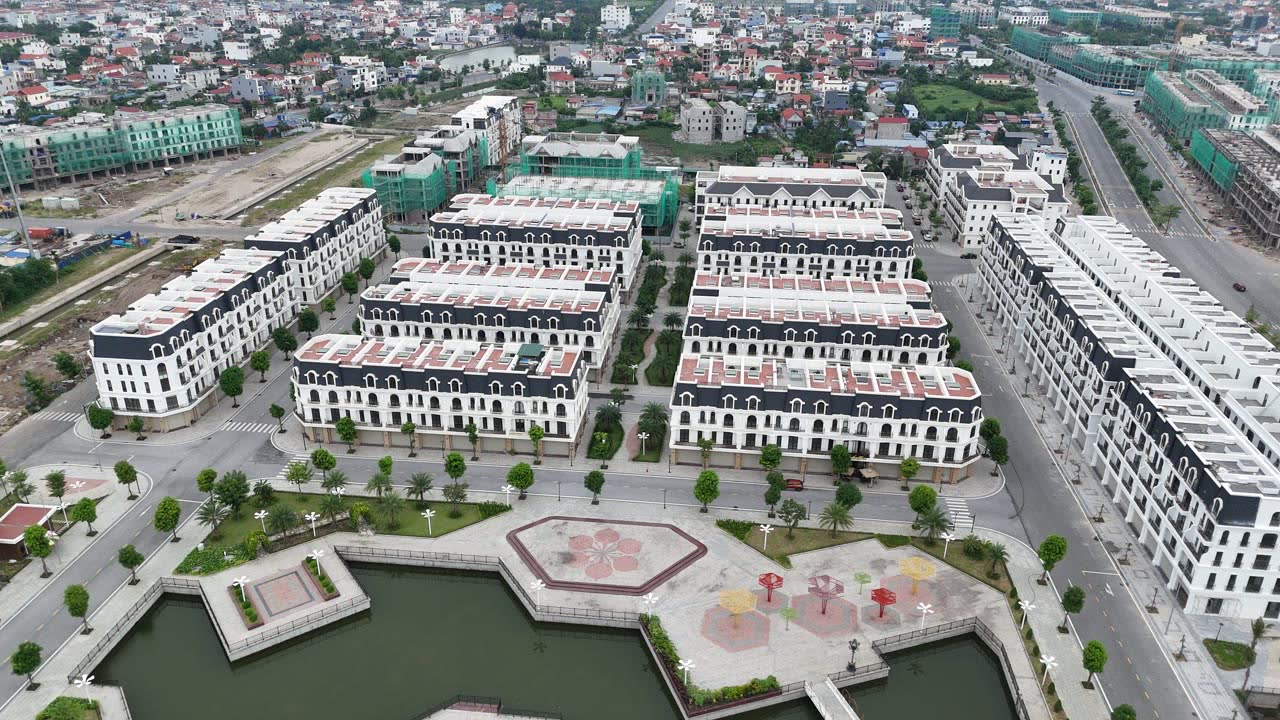 Phân khu Nữ Hoàng với hồ cảnh quan và khu vui chơi, nhà đã có người ở