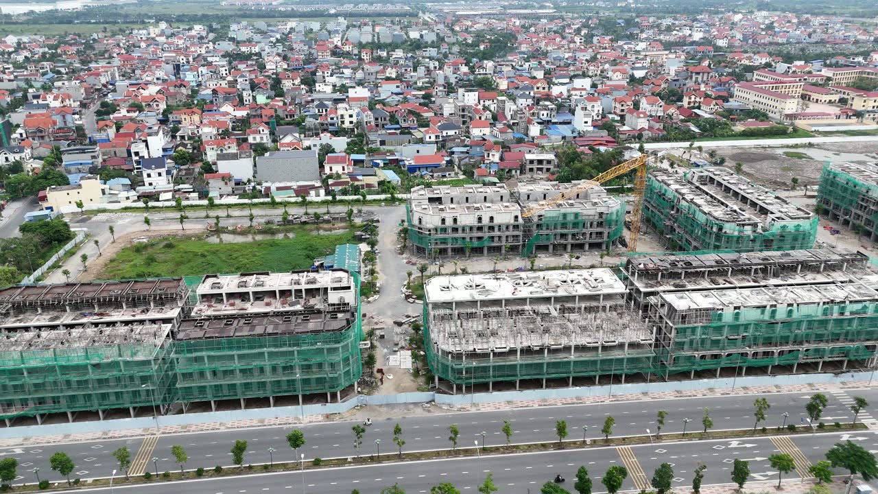 Phân khu Vinh Quang, dãy ngoài mặt đường đã xây xong, bên trong còn đang thi công